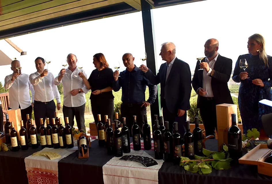 Napunjene butelje festivalskog vina - fešta može započeti...