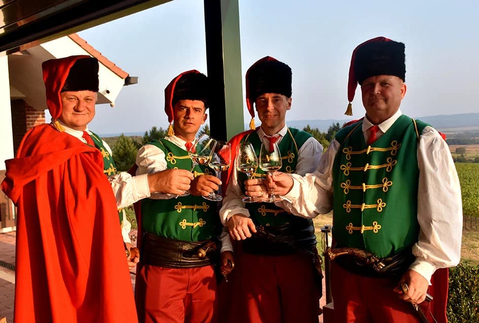 Napunjene butelje festivalskog vina - fešta može započeti...