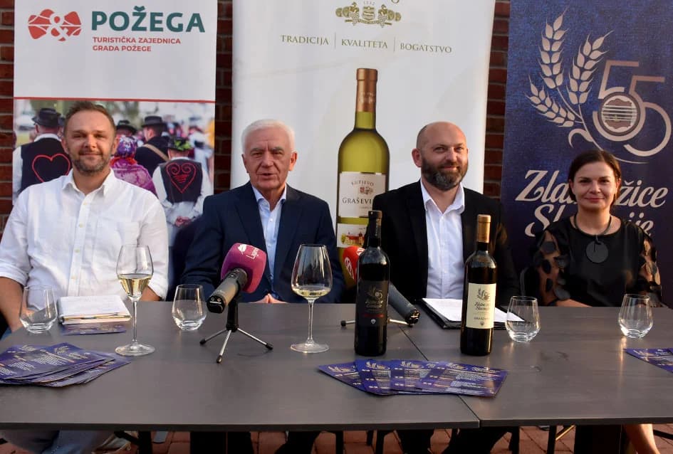 Napunjene butelje festivalskog vina - fešta može započeti...