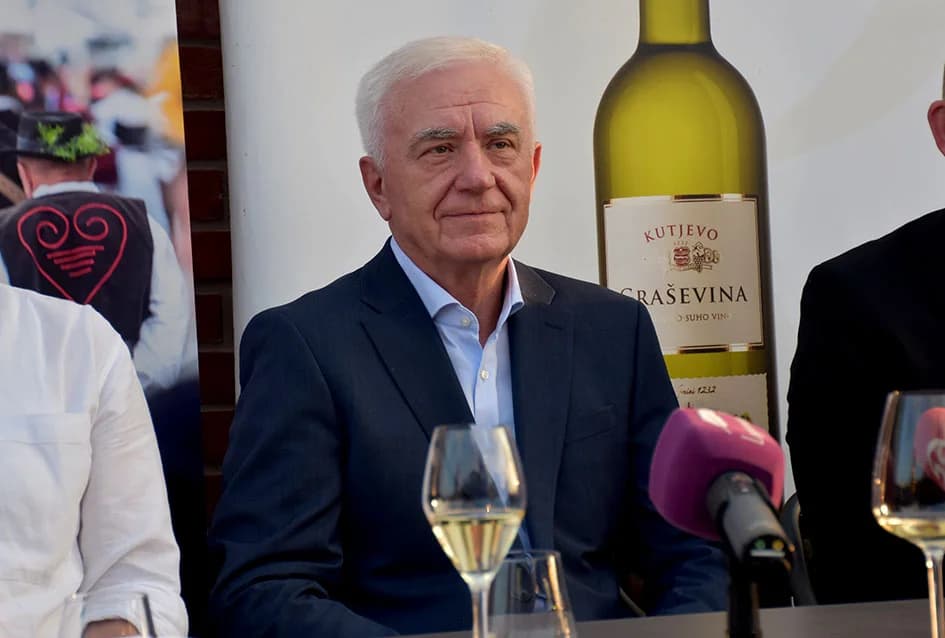 Napunjene butelje festivalskog vina - fešta može započeti...