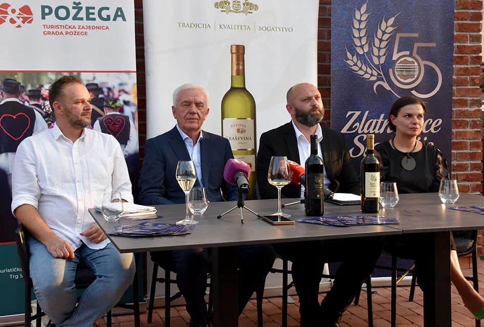 Napunjene butelje festivalskog vina - fešta može započeti...