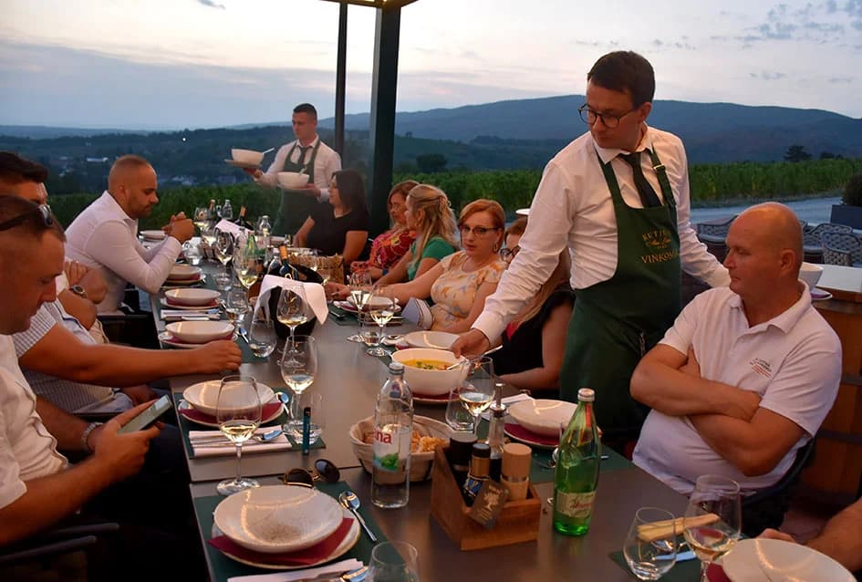 Napunjene butelje festivalskog vina - fešta može započeti...