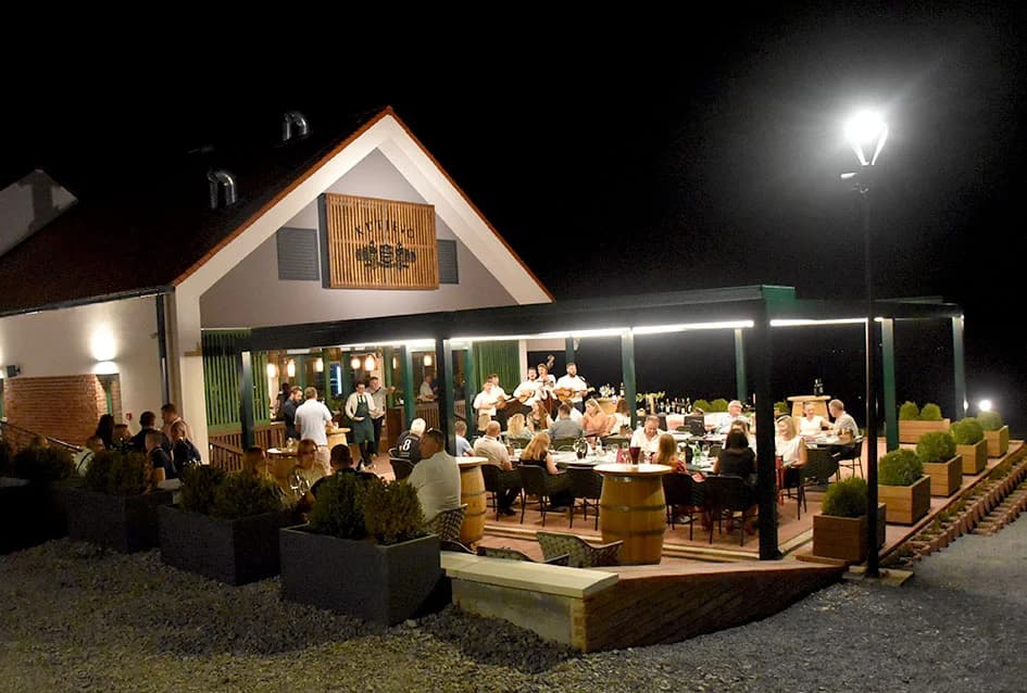 Napunjene butelje festivalskog vina - fešta može započeti...