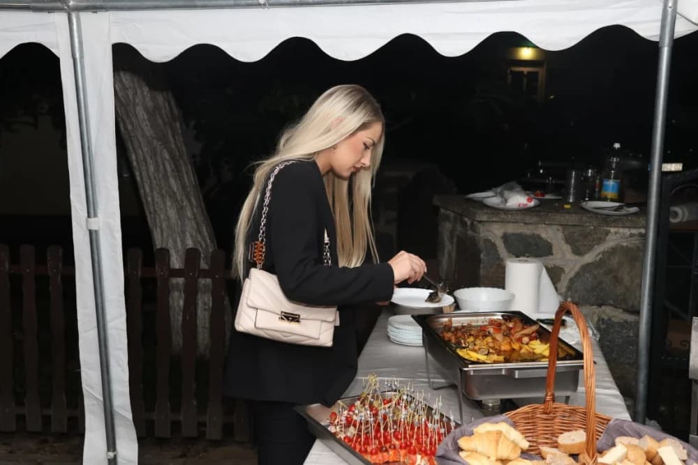 /FOTOGALERIJA/ Caffebar Camel u Kutjevu proslavio 30. obljetnicu rada: Kod nas u lokal dolaze kako one mlađe tako i starije generacije jer se ugodno osjećajuʼ