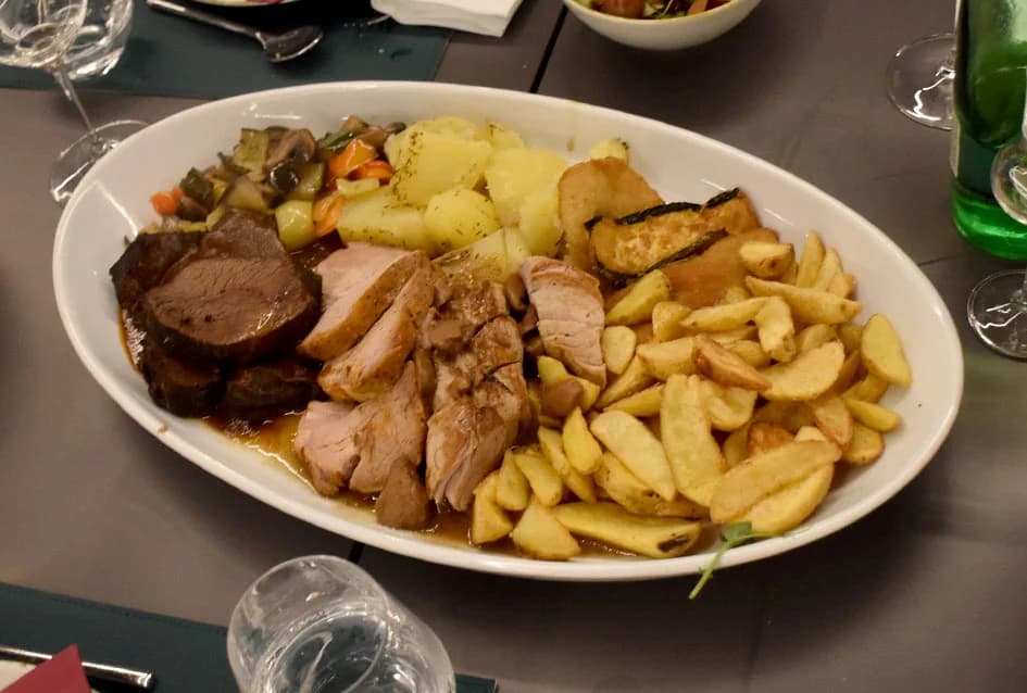Napunjene butelje festivalskog vina - fešta može započeti...