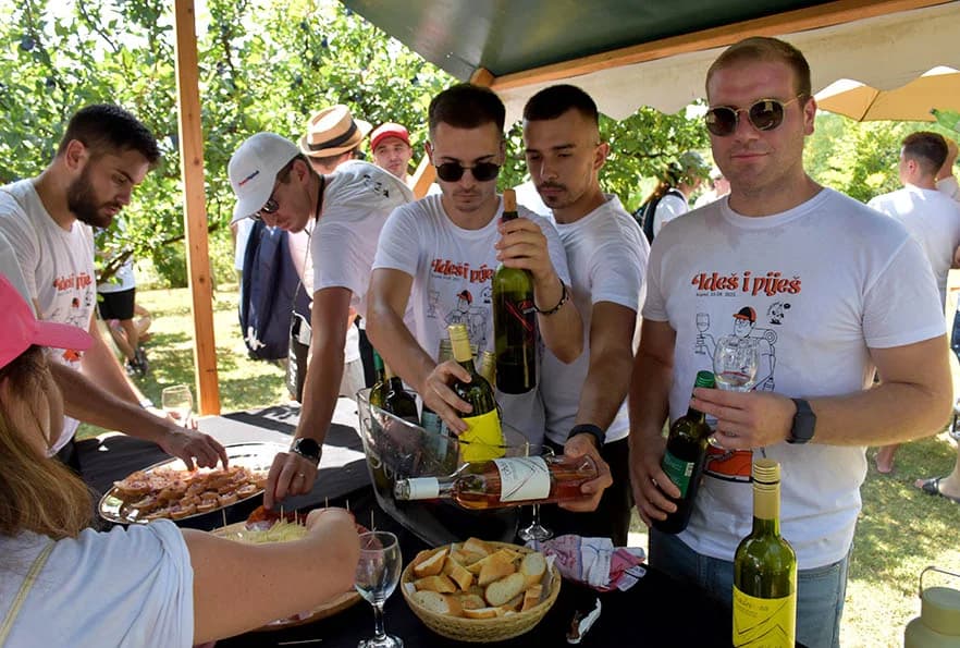 [FOTOGALERIJA] Uz jelo i piće kaptolačkim vinogradima prošlo više od četiri stotine sudionika