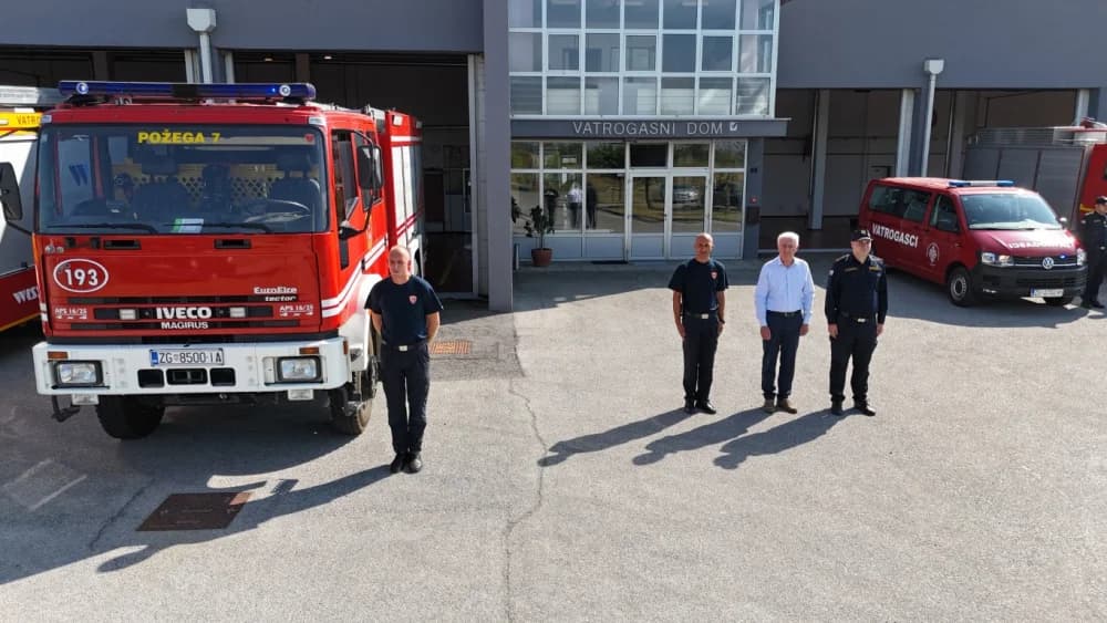 (FOTO-VIDEO) Kornatska tragedija: Požeški vatrogasci s gradonačelnikom Požege dr.sc. Željkom Glavićem odali dužnu počast stradalim kolegama