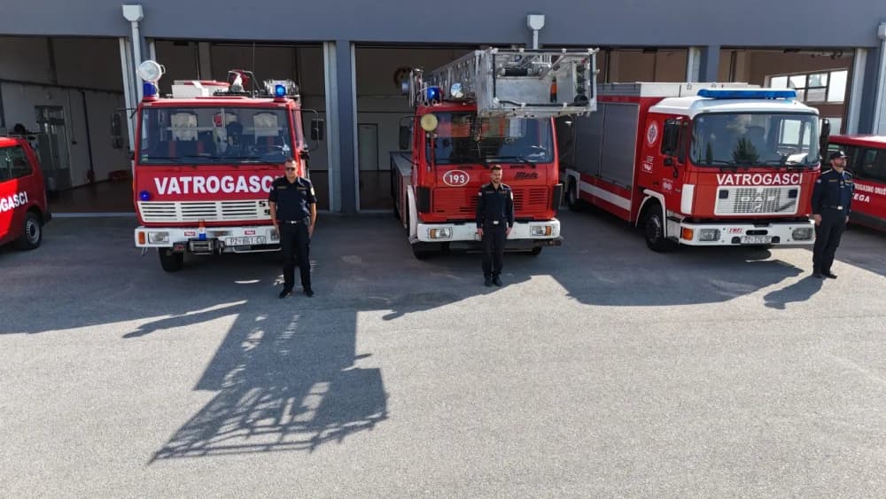 (FOTO-VIDEO) Kornatska tragedija: Požeški vatrogasci s gradonačelnikom Požege dr.sc. Željkom Glavićem odali dužnu počast stradalim kolegama