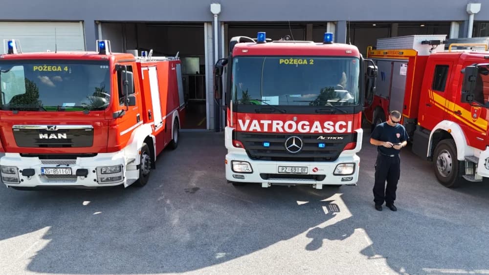 (FOTO-VIDEO) Kornatska tragedija: Požeški vatrogasci s gradonačelnikom Požege dr.sc. Željkom Glavićem odali dužnu počast stradalim kolegama