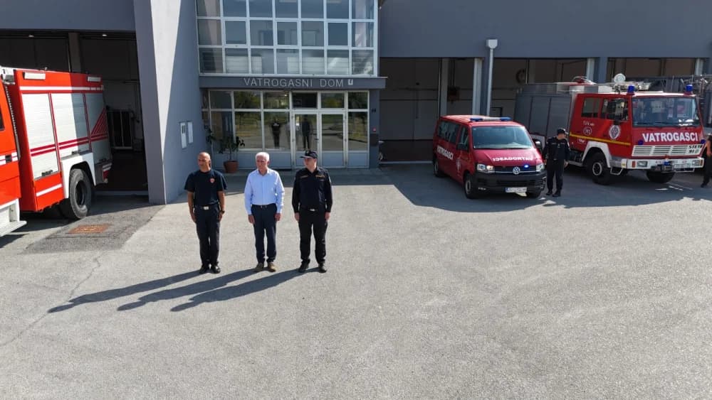 (FOTO-VIDEO) Kornatska tragedija: Požeški vatrogasci s gradonačelnikom Požege dr.sc. Željkom Glavićem odali dužnu počast stradalim kolegama
