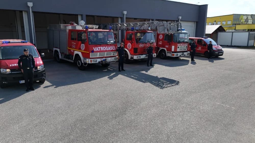 (FOTO-VIDEO) Kornatska tragedija: Požeški vatrogasci s gradonačelnikom Požege dr.sc. Željkom Glavićem odali dužnu počast stradalim kolegama