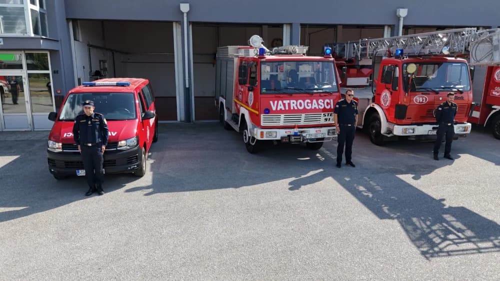 (FOTO-VIDEO) Kornatska tragedija: Požeški vatrogasci s gradonačelnikom Požege dr.sc. Željkom Glavićem odali dužnu počast stradalim kolegama
