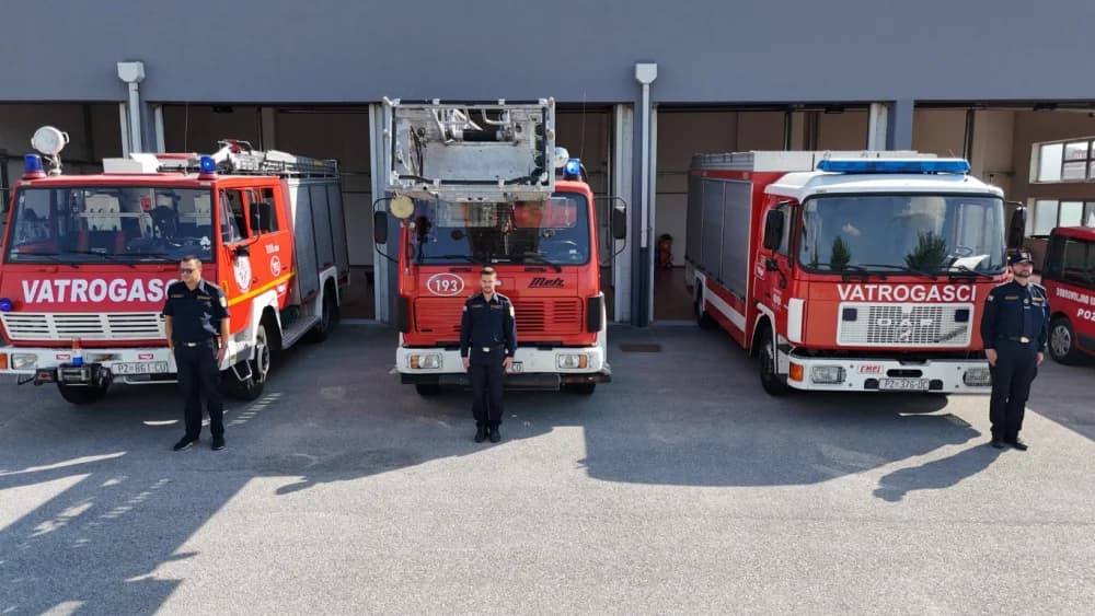 (FOTO-VIDEO) Kornatska tragedija: Požeški vatrogasci s gradonačelnikom Požege dr.sc. Željkom Glavićem odali dužnu počast stradalim kolegama