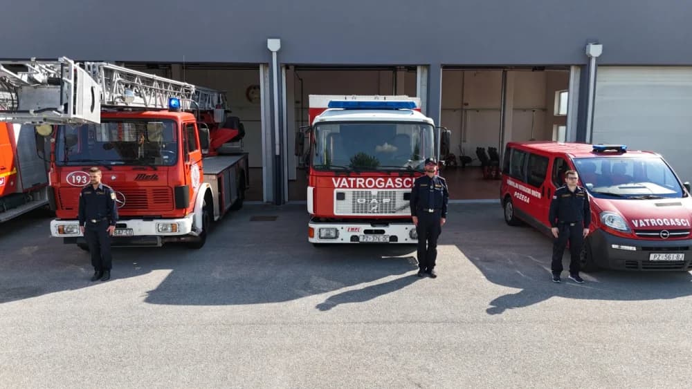 (FOTO-VIDEO) Kornatska tragedija: Požeški vatrogasci s gradonačelnikom Požege dr.sc. Željkom Glavićem odali dužnu počast stradalim kolegama
