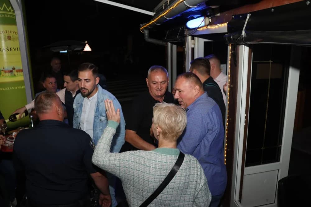 /FOTOGALERIJA/ Caffebar Camel u Kutjevu proslavio 30. obljetnicu rada: Kod nas u lokal dolaze kako one mlađe tako i starije generacije jer se ugodno osjećajuʼ