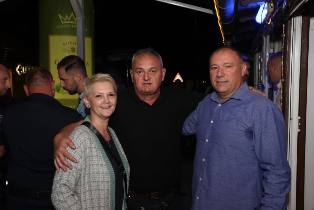 /FOTOGALERIJA/ Caffebar Camel u Kutjevu proslavio 30. obljetnicu rada: Kod nas u lokal dolaze kako one mlađe tako i starije generacije jer se ugodno osjećajuʼ