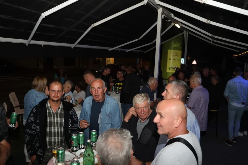 /FOTOGALERIJA/ Caffebar Camel u Kutjevu proslavio 30. obljetnicu rada: Kod nas u lokal dolaze kako one mlađe tako i starije generacije jer se ugodno osjećajuʼ