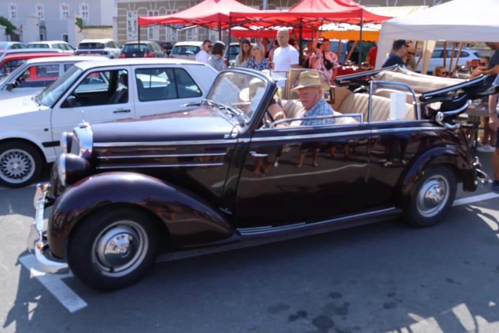 Mercedes iz 1950. godine najstarije vozilo na susretu oldtimer vozila na požeškom Trgu sv. Trojstva