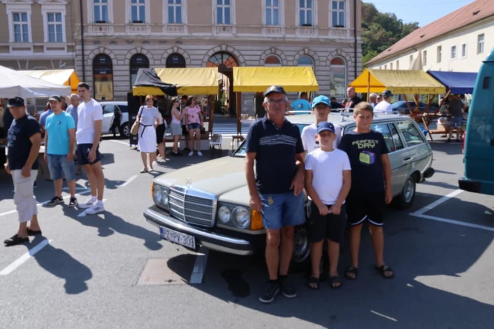 Mercedes iz 1950. godine najstarije vozilo na susretu oldtimer vozila na požeškom Trgu sv. Trojstva