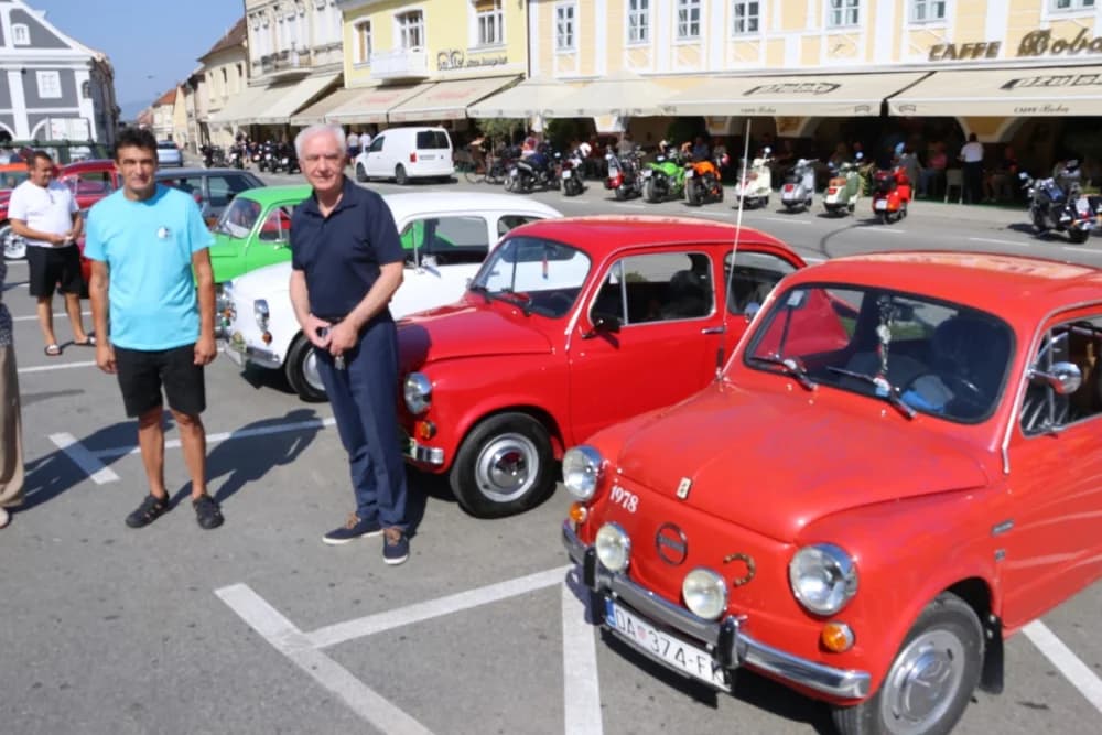 Mercedes iz 1950. godine najstarije vozilo na susretu oldtimer vozila na požeškom Trgu sv. Trojstva