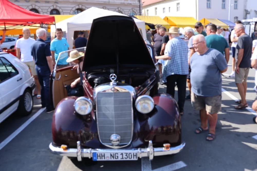 Mercedes iz 1950. godine najstarije vozilo na susretu oldtimer vozila na požeškom Trgu sv. Trojstva
