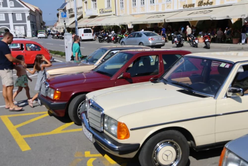 Mercedes iz 1950. godine najstarije vozilo na susretu oldtimer vozila na požeškom Trgu sv. Trojstva