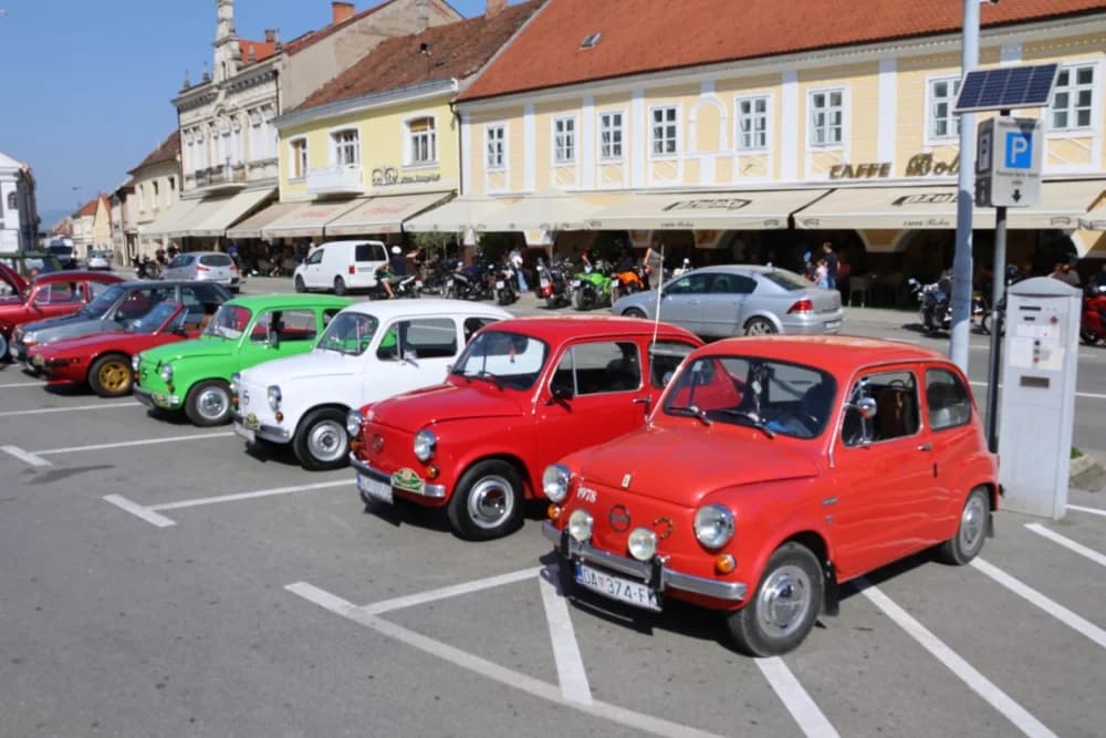 Mercedes iz 1950. godine najstarije vozilo na susretu oldtimer vozila na požeškom Trgu sv. Trojstva
