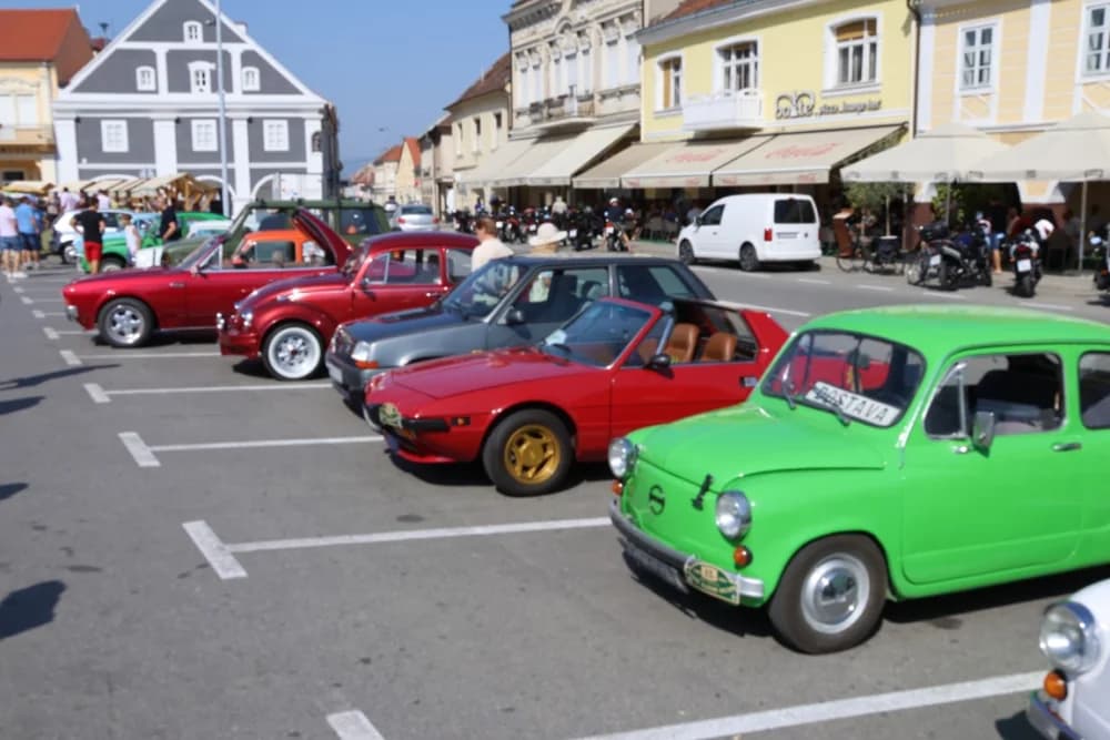 Mercedes iz 1950. godine najstarije vozilo na susretu oldtimer vozila na požeškom Trgu sv. Trojstva