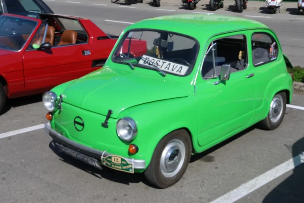Mercedes iz 1950. godine najstarije vozilo na susretu oldtimer vozila na požeškom Trgu sv. Trojstva