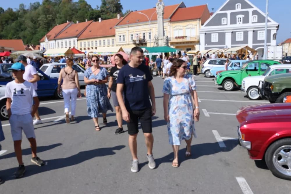 Mercedes iz 1950. godine najstarije vozilo na susretu oldtimer vozila na požeškom Trgu sv. Trojstva