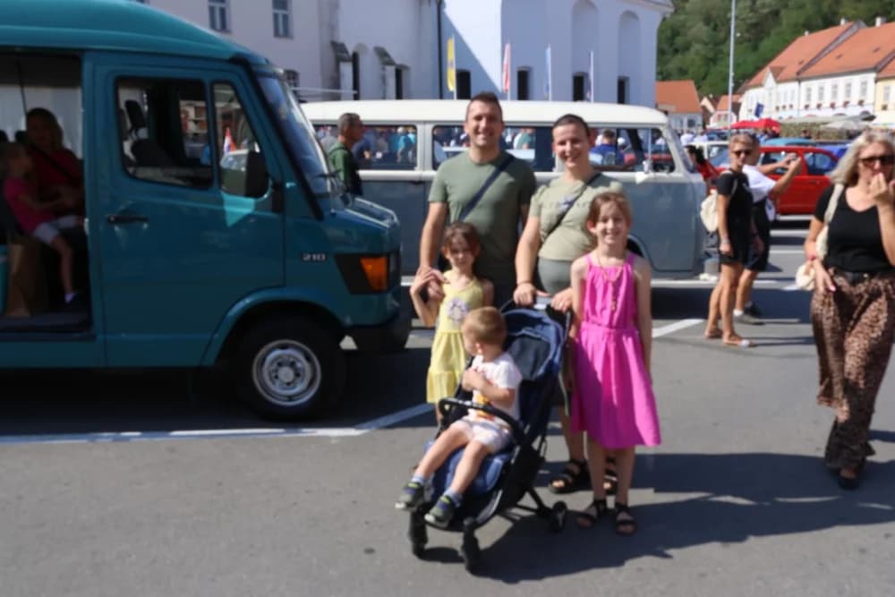 Mercedes iz 1950. godine najstarije vozilo na susretu oldtimer vozila na požeškom Trgu sv. Trojstva