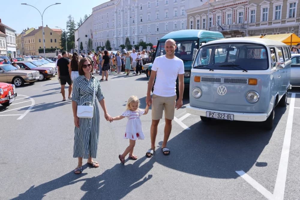 Mercedes iz 1950. godine najstarije vozilo na susretu oldtimer vozila na požeškom Trgu sv. Trojstva