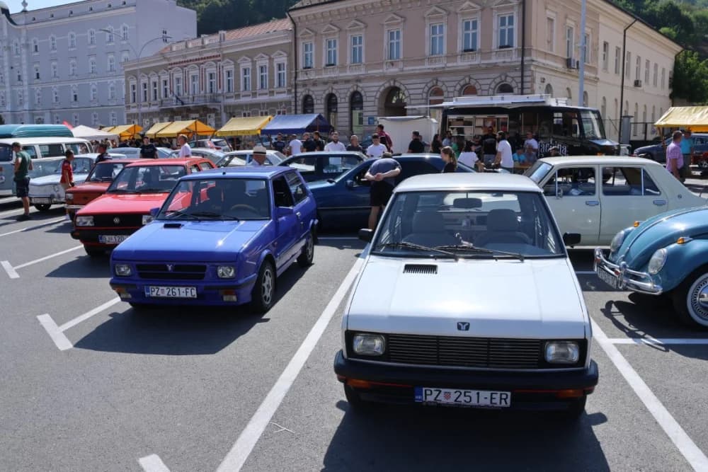 Mercedes iz 1950. godine najstarije vozilo na susretu oldtimer vozila na požeškom Trgu sv. Trojstva
