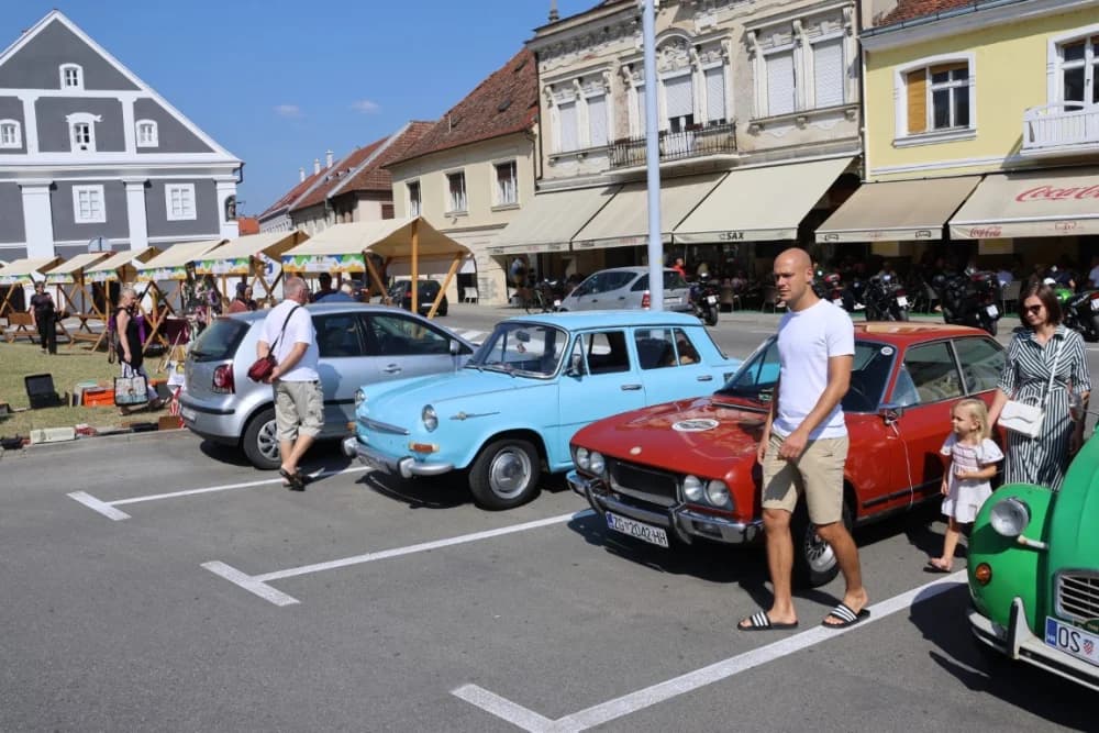 Mercedes iz 1950. godine najstarije vozilo na susretu oldtimer vozila na požeškom Trgu sv. Trojstva