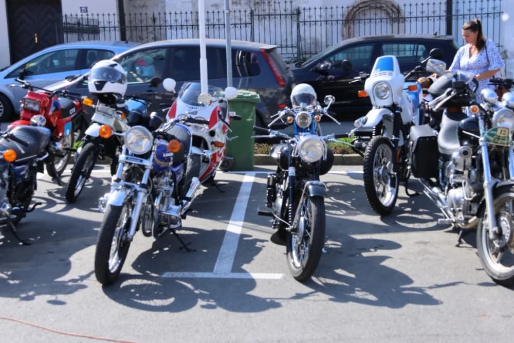 Mercedes iz 1950. godine najstarije vozilo na susretu oldtimer vozila na požeškom Trgu sv. Trojstva