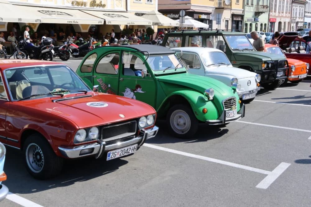 Mercedes iz 1950. godine najstarije vozilo na susretu oldtimer vozila na požeškom Trgu sv. Trojstva