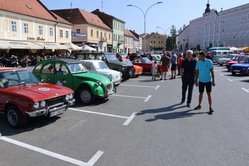 Mercedes iz 1950. godine najstarije vozilo na susretu oldtimer vozila na požeškom Trgu sv. Trojstva