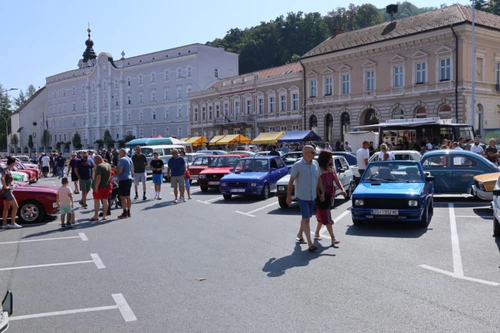 Mercedes iz 1950. godine najstarije vozilo na susretu oldtimer vozila na požeškom Trgu sv. Trojstva