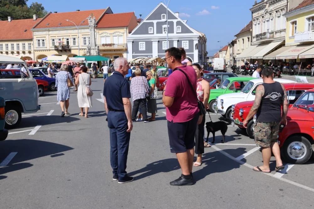 Mercedes iz 1950. godine najstarije vozilo na susretu oldtimer vozila na požeškom Trgu sv. Trojstva