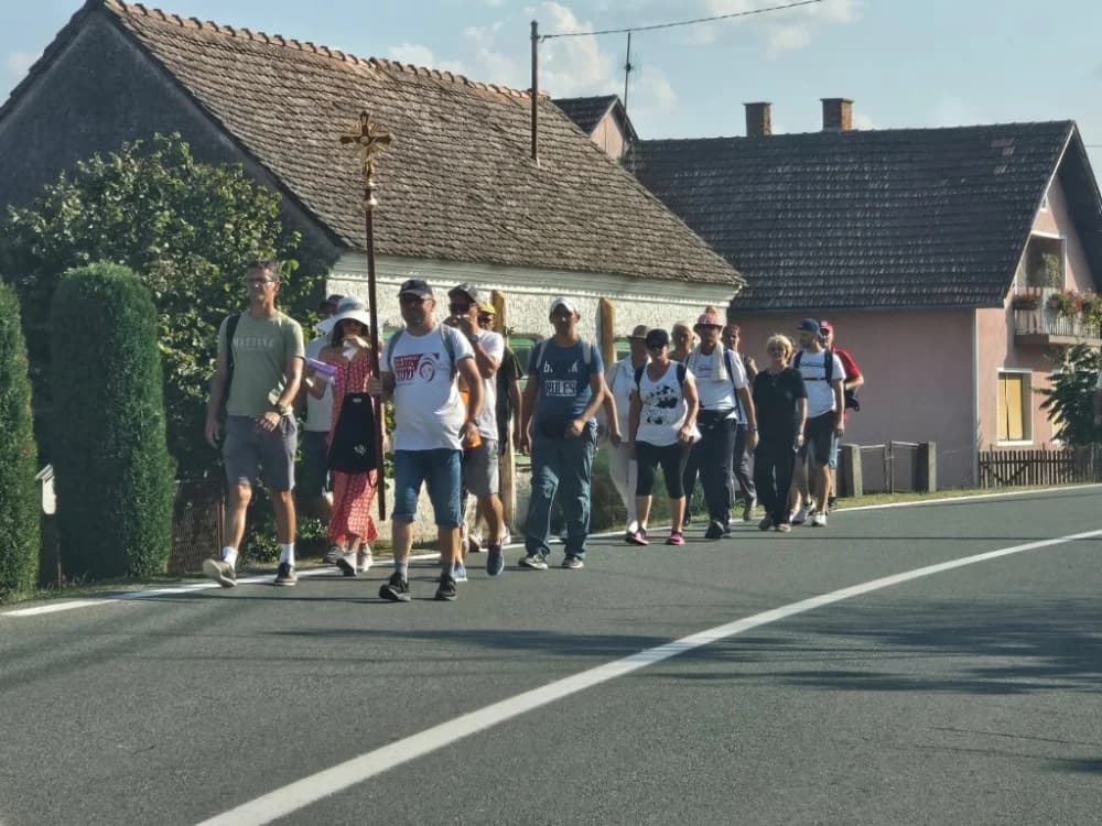 Najmlađi pješak-hodočasnik pleterničkoj Gospi dvogodišnji Leon Matijević s ocem Leonardom