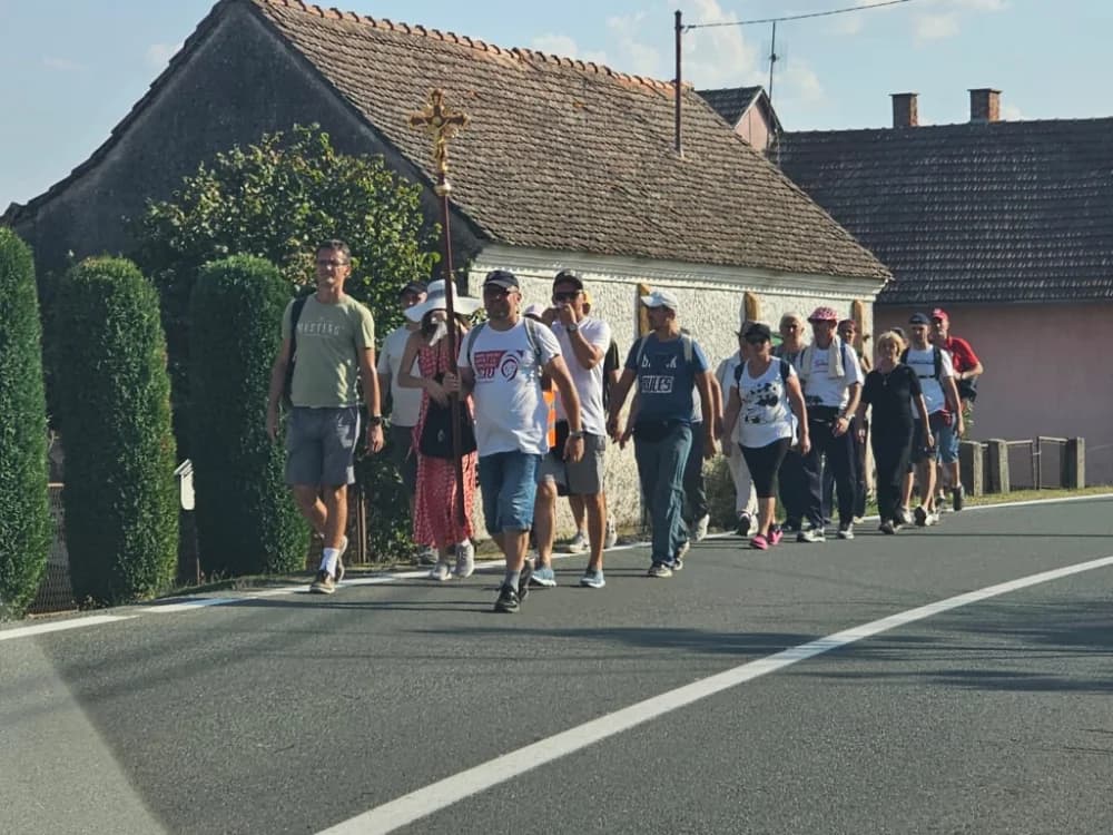 Najmlađi pješak-hodočasnik pleterničkoj Gospi dvogodišnji Leon Matijević s ocem Leonardom