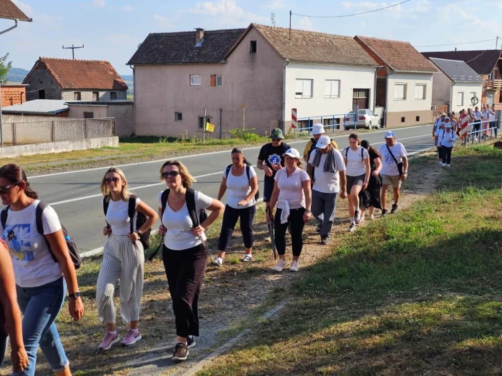 Najmlađi pješak-hodočasnik pleterničkoj Gospi dvogodišnji Leon Matijević s ocem Leonardom