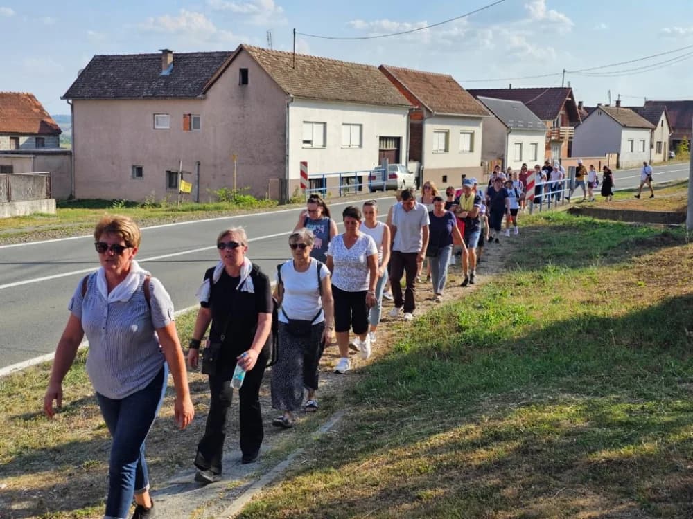 Najmlađi pješak-hodočasnik pleterničkoj Gospi dvogodišnji Leon Matijević s ocem Leonardom