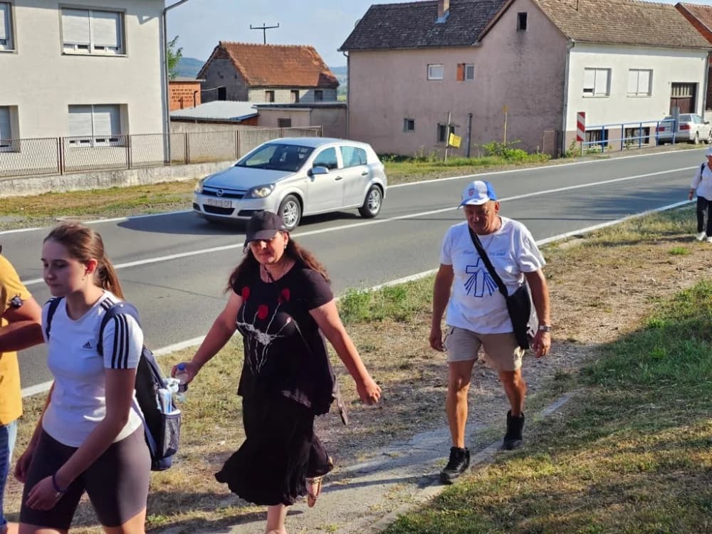 Najmlađi pješak-hodočasnik pleterničkoj Gospi dvogodišnji Leon Matijević s ocem Leonardom
