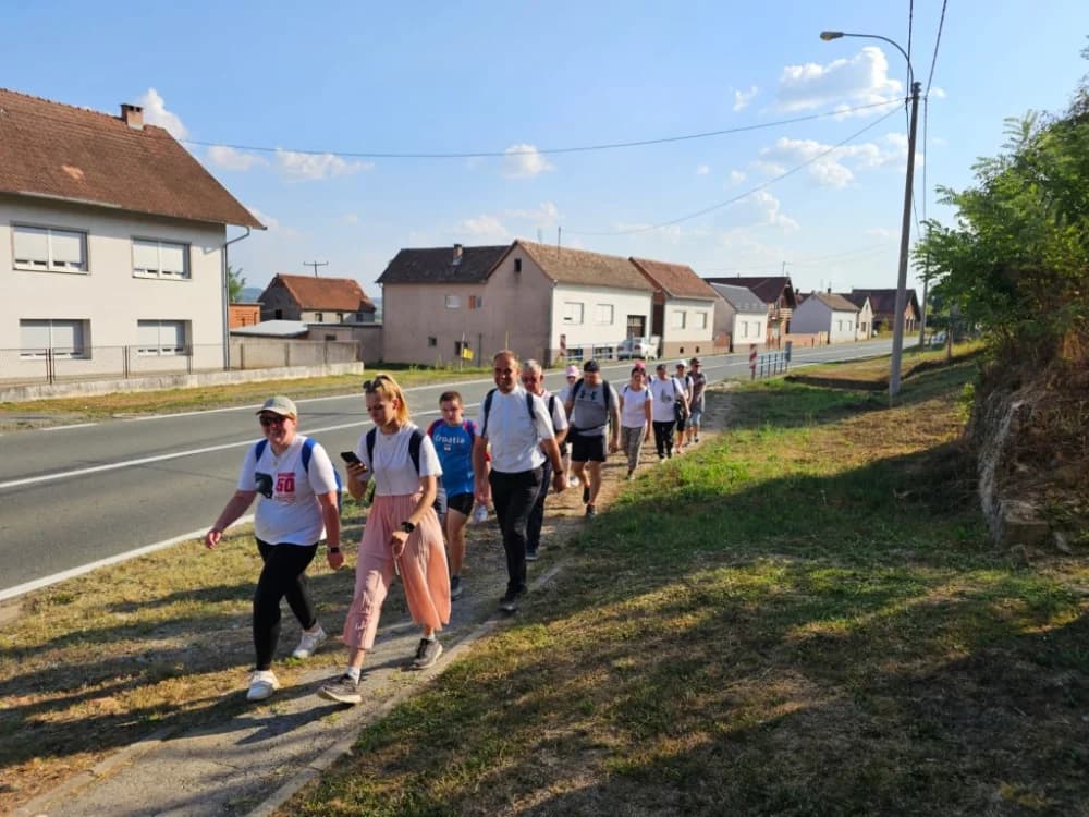 Najmlađi pješak-hodočasnik pleterničkoj Gospi dvogodišnji Leon Matijević s ocem Leonardom