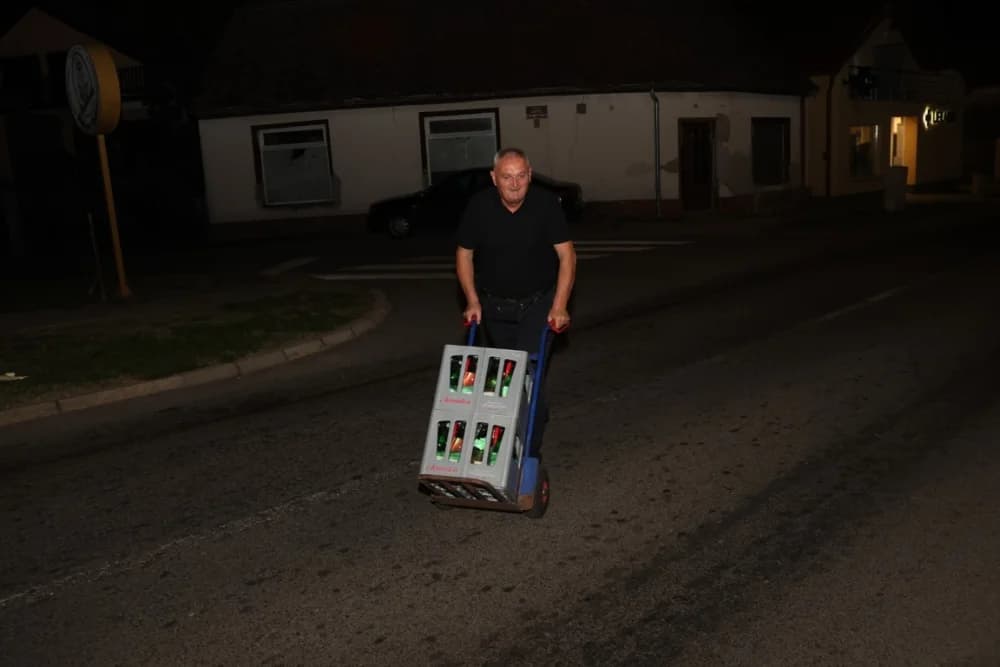 /FOTOGALERIJA/ Caffebar Camel u Kutjevu proslavio 30. obljetnicu rada: Kod nas u lokal dolaze kako one mlađe tako i starije generacije jer se ugodno osjećajuʼ
