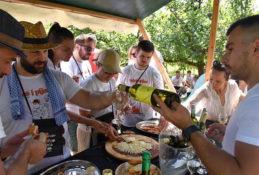 [FOTOGALERIJA] Uz jelo i piće kaptolačkim vinogradima prošlo više od četiri stotine sudionika