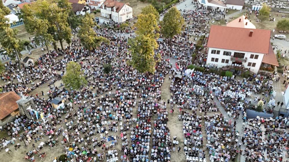 (VELIKA FOTOGALERIJA) Mnoštvo vjernika proslavilo Gospu od suza u Pleternici: „Suze Marijine su svete, a svaka prolivena suza je molitva i vapaj“