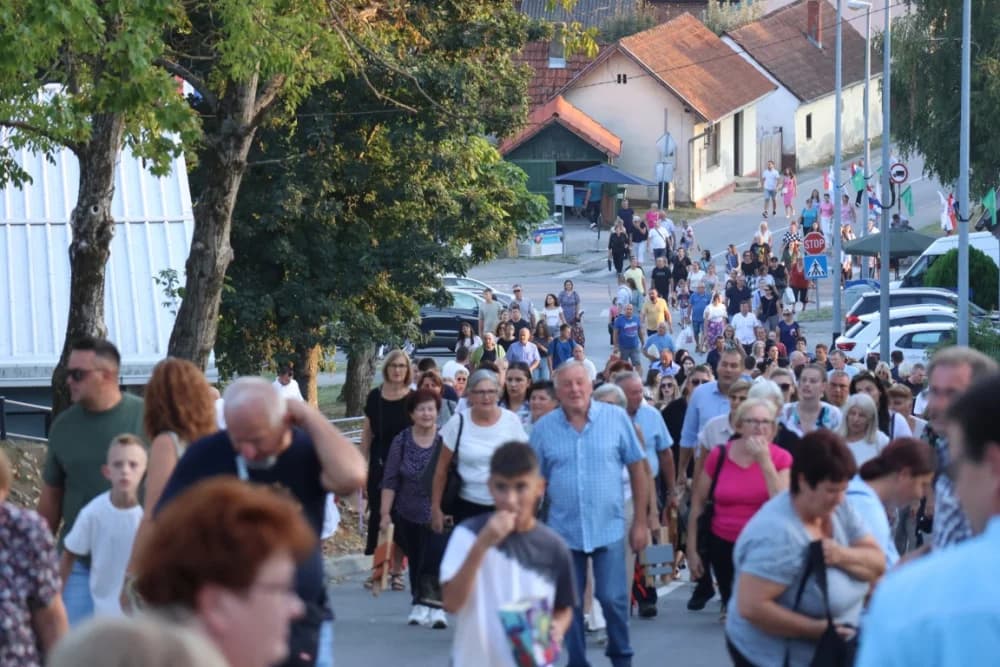 (VELIKA FOTOGALERIJA) Mnoštvo vjernika proslavilo Gospu od suza u Pleternici: „Suze Marijine su svete, a svaka prolivena suza je molitva i vapaj“