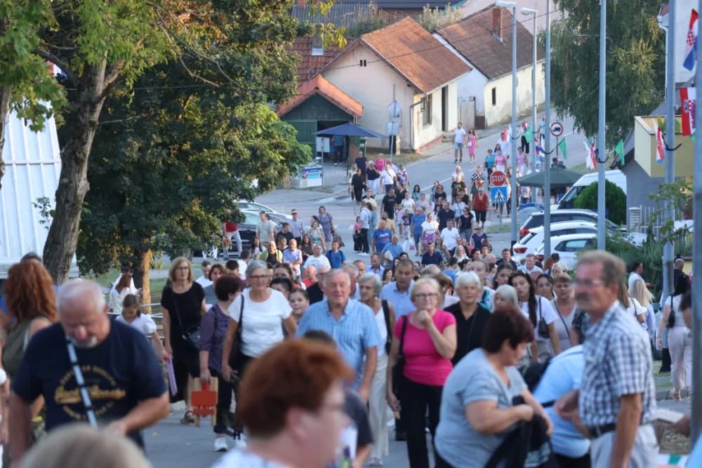 (VELIKA FOTOGALERIJA) Mnoštvo vjernika proslavilo Gospu od suza u Pleternici: „Suze Marijine su svete, a svaka prolivena suza je molitva i vapaj“